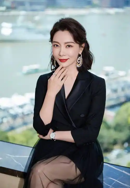 陈数与前夫分手后,与钢琴家赵胤胤一见钟情,两人婚后幸福美满_婚姻