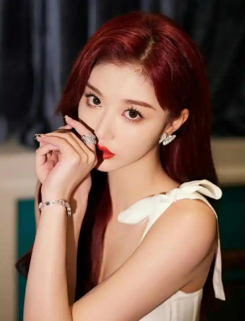 孔雪儿,棕色卷发及腰展现纯粹与魅惑,眼神坚定深沉气场全开.