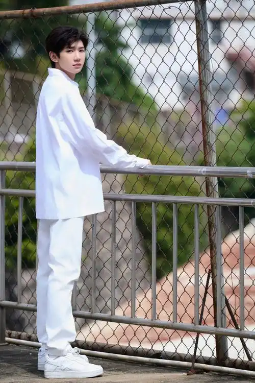 王源超话#为源而生,生而为源#在这个宁静的夜晚,点点星光洒落天空,闭