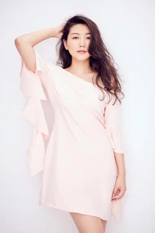 孙露全新写真曝光 优雅大方兼具女性魅力