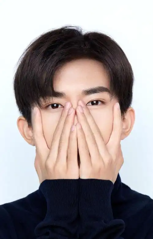 王源易烊千玺儿童节问题(易烊千玺18岁生日)-换车网