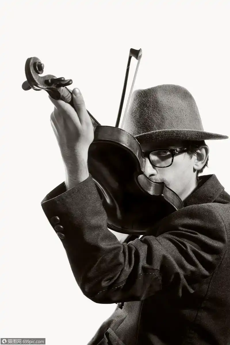 轻的小提琴手拉小提琴男人弓