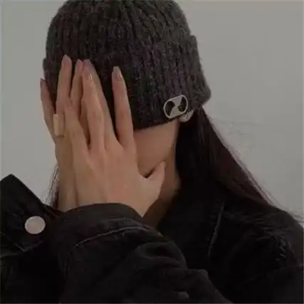 高冷的背景图片真人女生 你已被我拉入黑名单请勿闯进我_qq头像个性网