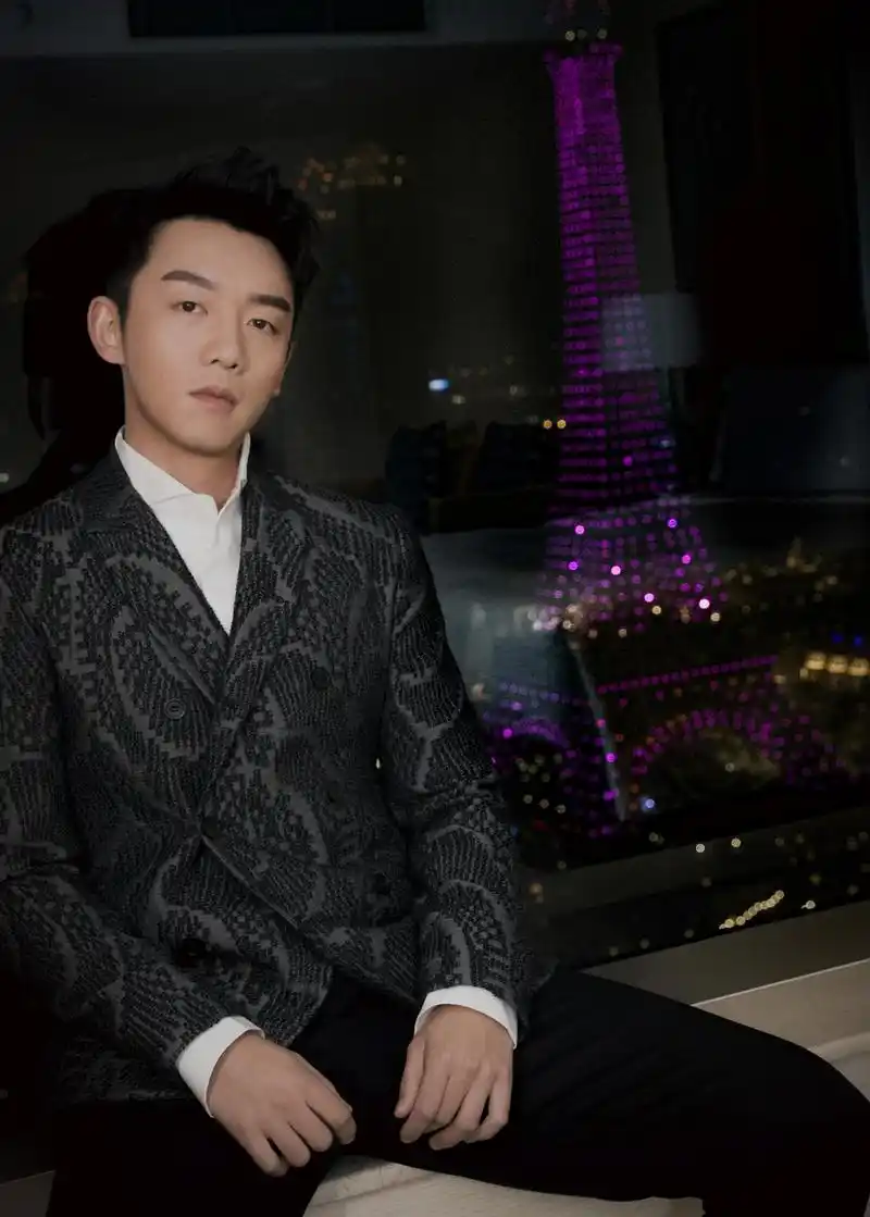 郑恺出席某活动,身着一身灰色花纹西服帅气亮相,完美演绎极致优雅气质