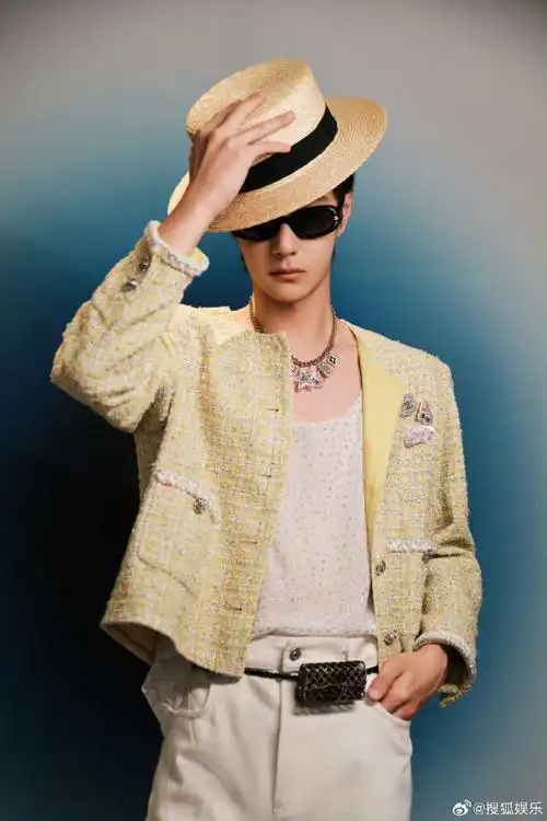 好贵气的香奈儿王子!#王一博出发图在床上##王一博刘冲同船