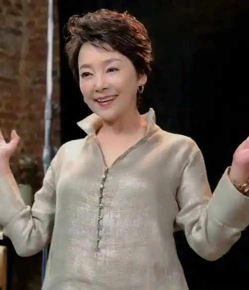 张瑜:凭《庐山恋》成名,错过郭凯敏,单身也能活出潇洒美丽人生