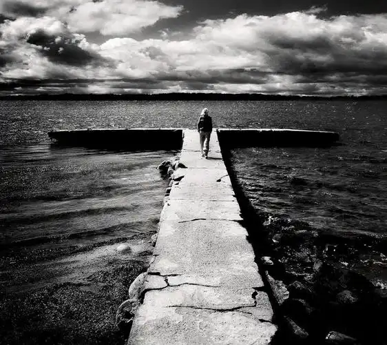 西方人,一个人,走,横图,黑白,室外,白天,旅游,度假,美景,欧洲,欧洲人