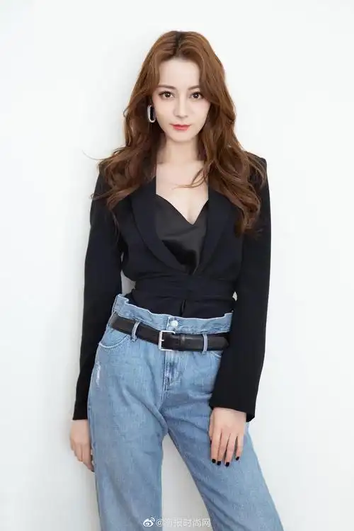 dear-迪丽热巴 身着@pinko官方微博 黑色上衣搭配牛仔裤以及@sergio