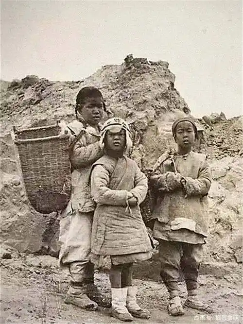 原创旧社会穷人真实老照片衙役衣服破破烂烂山里少年地里拾粪取暖