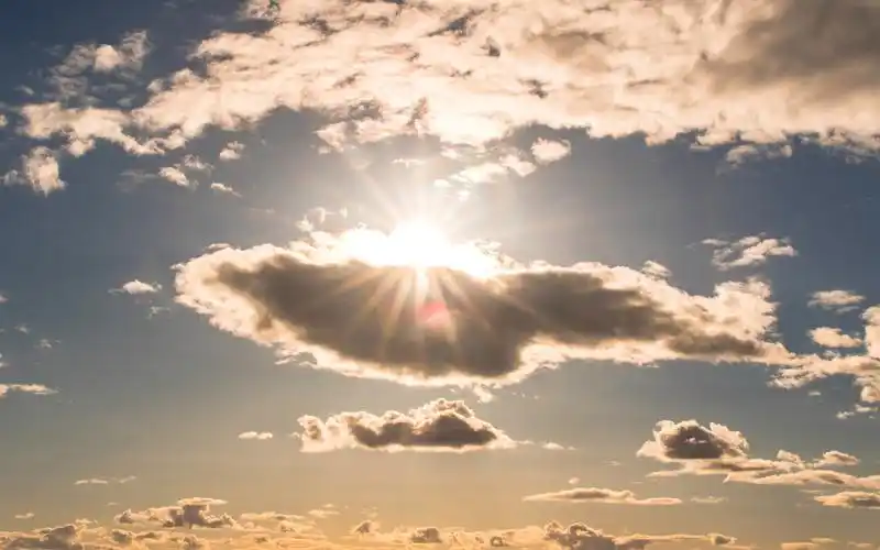 天上的云朵形态各异