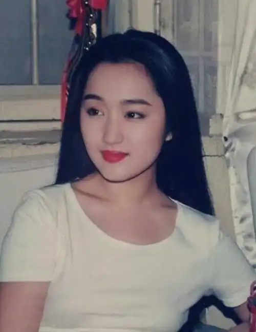 50岁杨钰莹晒近照发量浓密惹网友羡慕嘟嘴卖萌依旧少女感十足