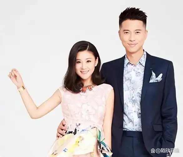 王雷夫妇出海玩冲浪,李小萌穿大尺度泳装,大腿白到发光