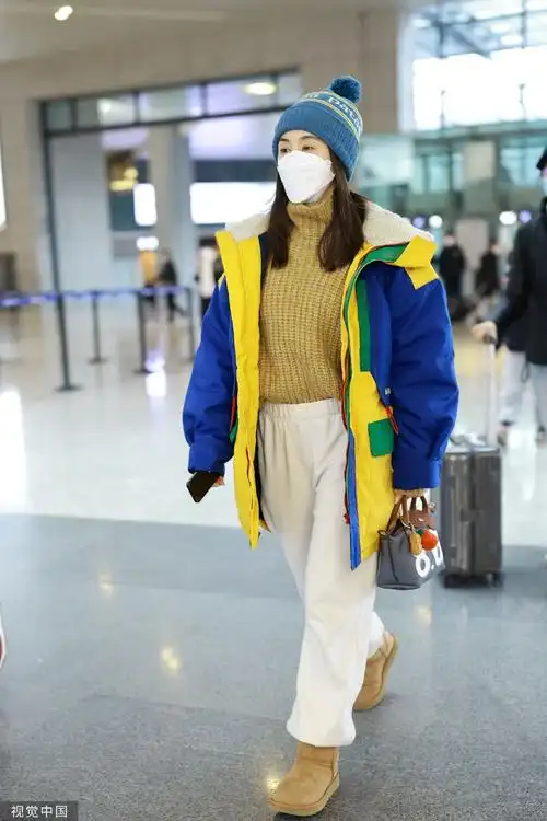 组图:王子文穿拼色棉服现身机场 休闲穿搭青春活力十足