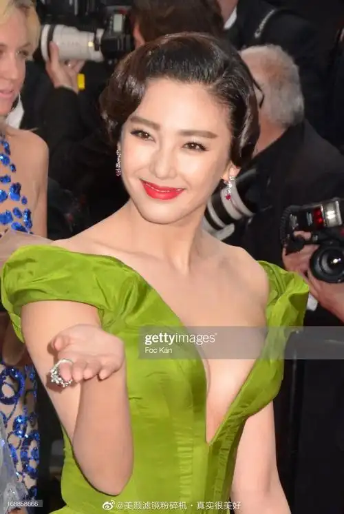 投稿张雨绮往年红毯造型生图(第一张是今年微博之夜路透)#张雨绮微博