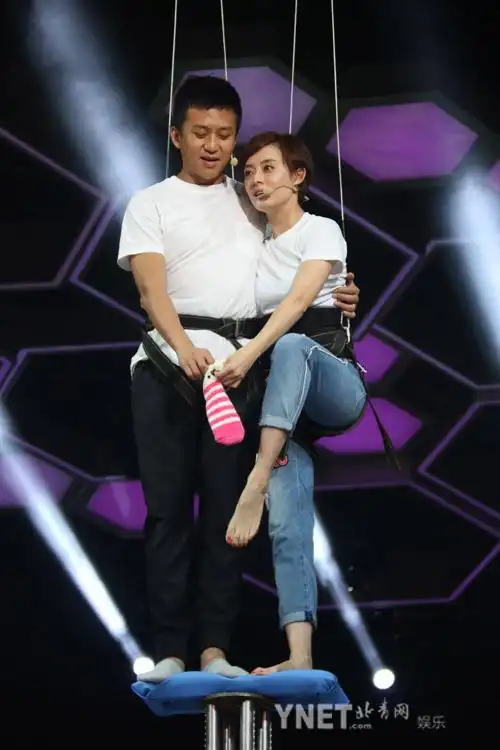 近日,孙俪,邓超携《恶棍天使》参加《快乐大本营》录制.