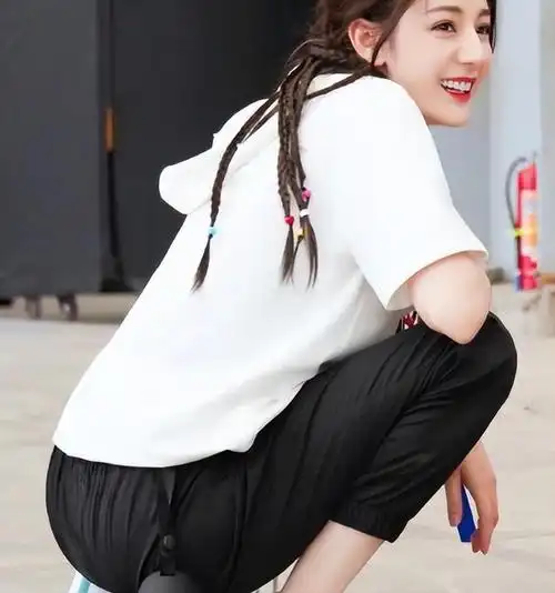 继杨幂"漫画腰"后,迪丽热巴"天使蹲"也火了,普通人别模仿|刘亦菲_网易