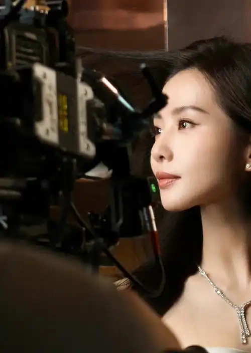 刘诗诗白裙侧颜大片#谁还没看@刘诗诗侧颜,我都会伤心的太美了!