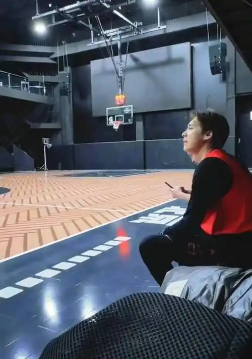 李易峰寺庙祈福,穿黑袄子留中分,驼背如路人,退圈后星味全无_网友