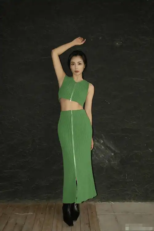 刘涛生日连发30张写真大片,露腰长裙尽显腰臀比,姐姐这是憋久了_年龄