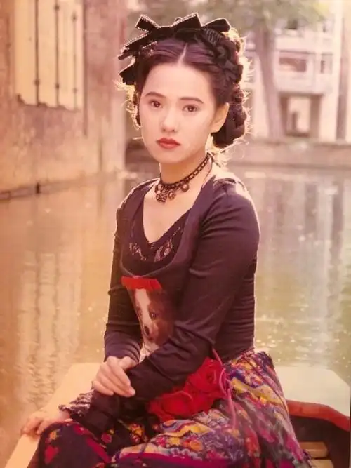 年轻时的伊能静,圆圆的脸蛋 婴儿肥baby face,看上去十分清纯可爱,怪