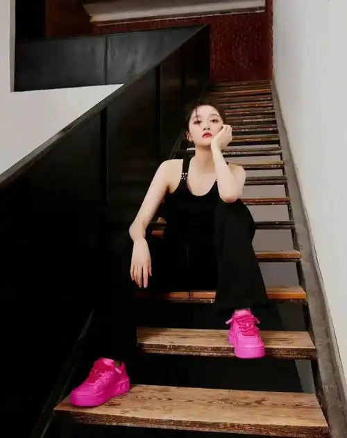 关晓彤瘦大了穿黑背心身材侧面一马平川172身高能有90斤