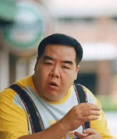 69岁的"肥猫"娶了一个年轻的14岁妻子,赢得了三个影帝,现_郑则仕