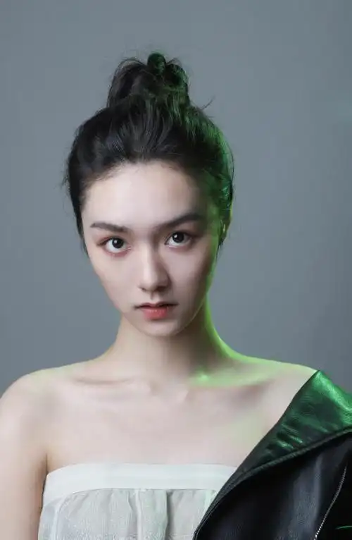 我喜欢这个锁骨,琦琦这组照片真的是爱了,爱了,恬静的美.