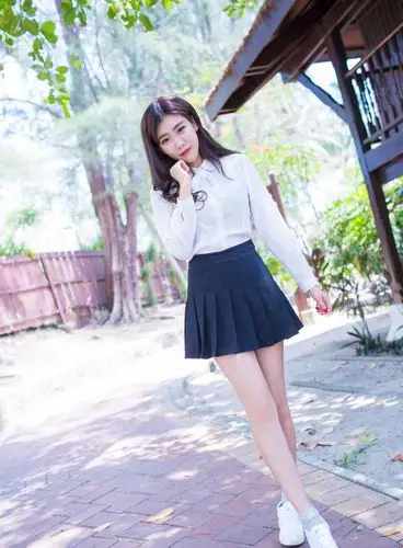 让你眼前一亮的清纯可爱少女短裙制服写真