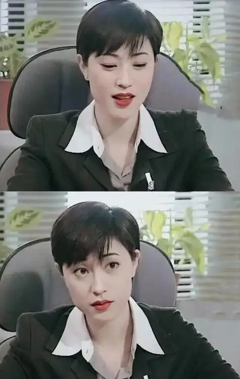 年轻的李嘉欣美得让人目不转睛,完全没注意旁边的小眼睛是陈法蓉