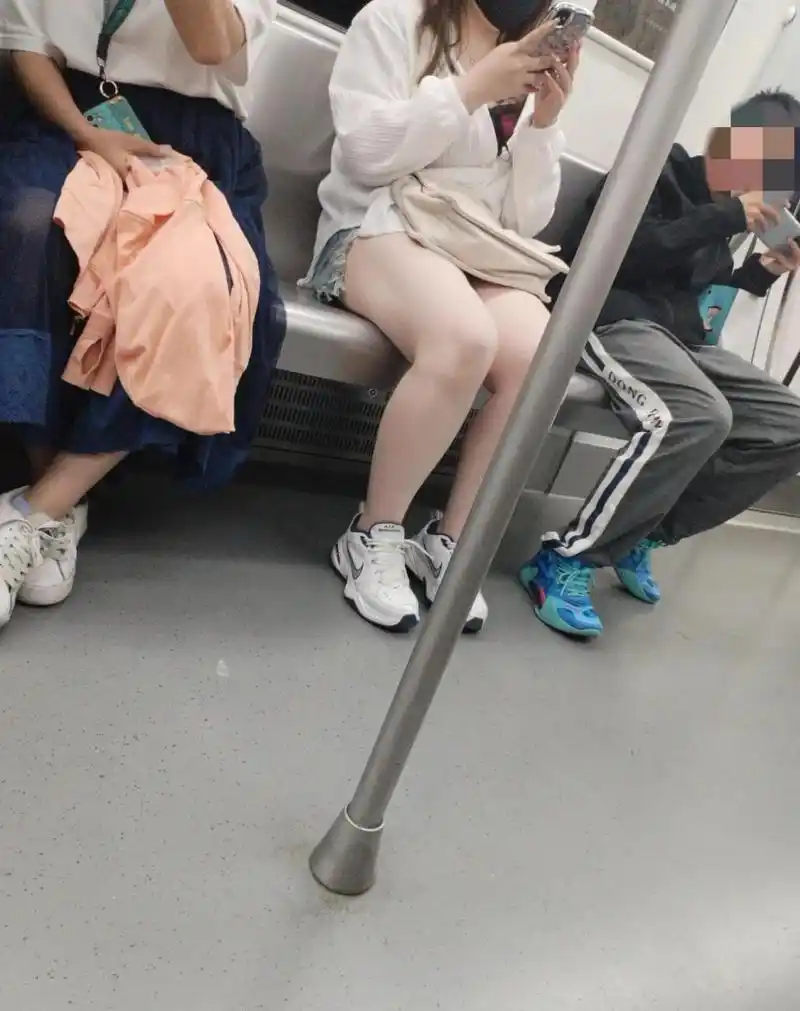 从来没见过这种粉白的皮肤,地铁上一个小姐姐的大腿真的太漂亮了.