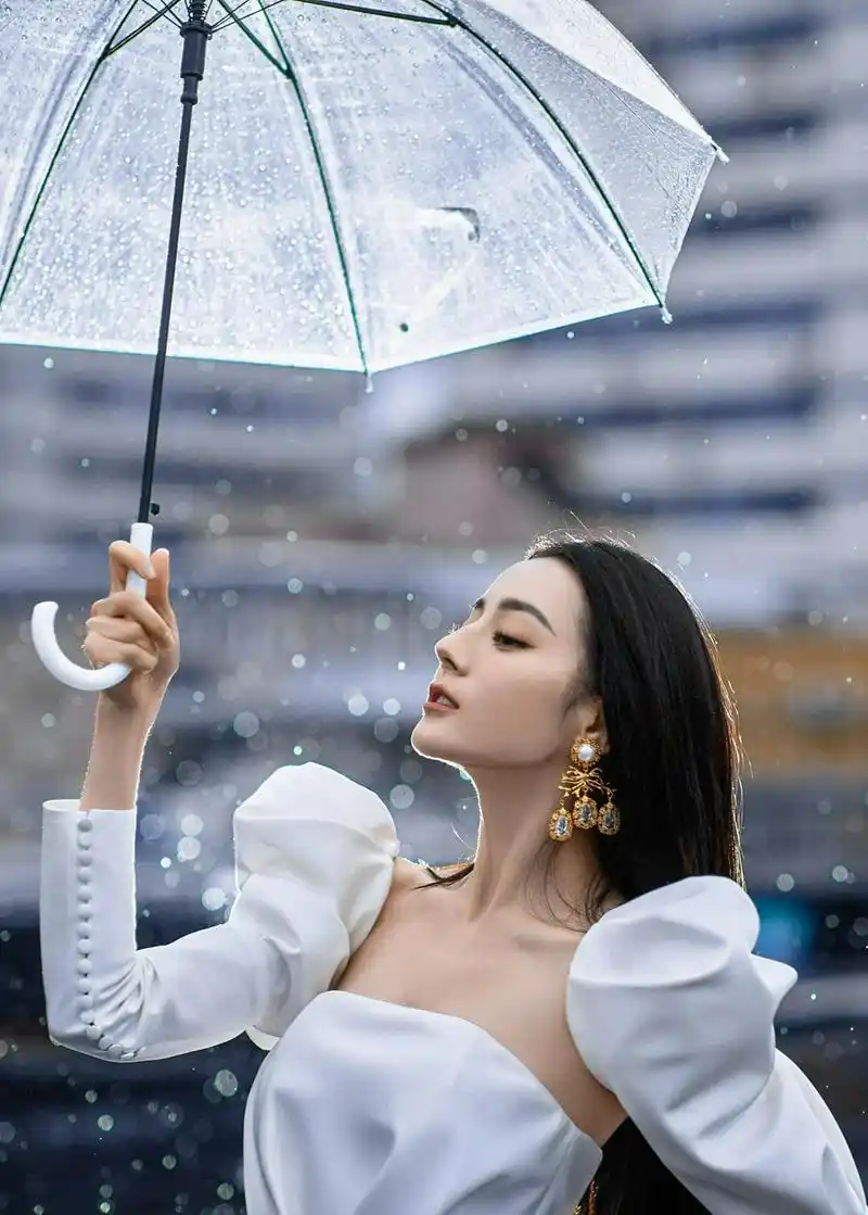 迪丽热巴身着白色泡泡裙优雅迷人