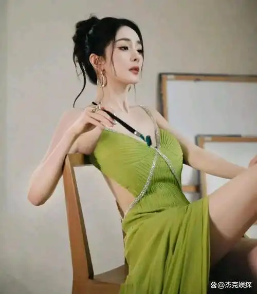 一直都是走黑红路线的,粉丝多,黑粉也多,也因为各种黑历史很多,路人缘