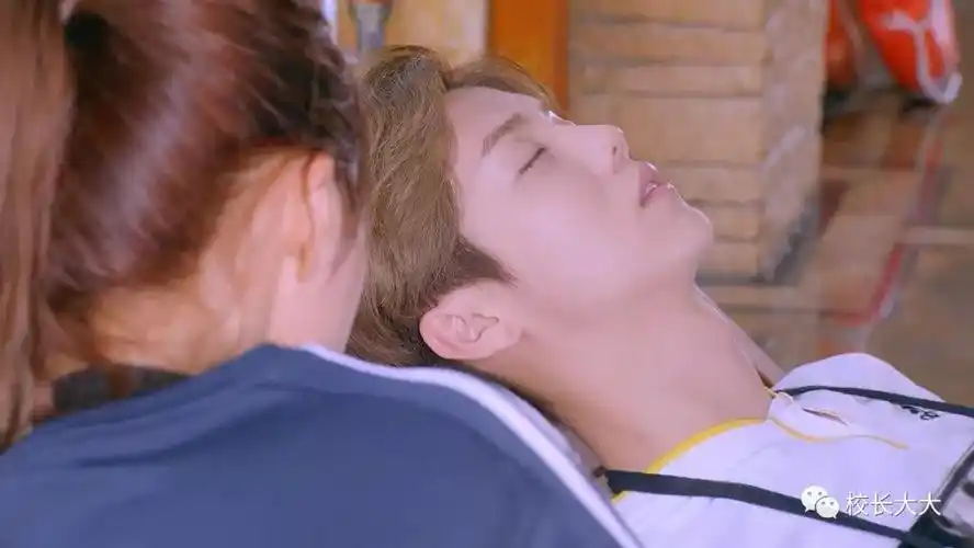 甜蜜暴击关晓彤趁鹿晗睡着偷偷摸喉结鹿晗惊醒