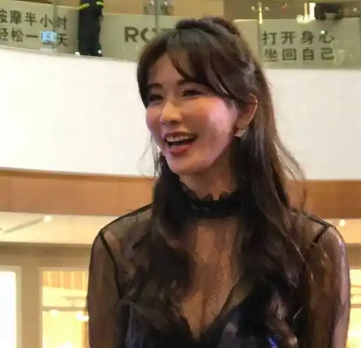 林志玲两次穿裙子的谜之操作,让家暴一词成为身上揭不掉的标签_孩子