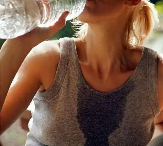 喝水减肥法皮肤喝白了半月瘦10斤口臭也消失了还能治便秘