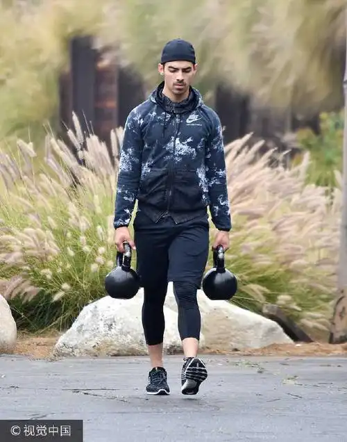 乔·乔纳斯外出锻炼手拎"炸弹"力量足 路遇粉丝闲聊两句心情佳