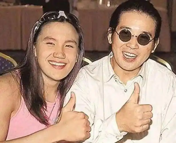 秦汉儿子:爸爸与林青霞纠缠20年,他现在未婚却有一个2岁的女儿_邵乔茵