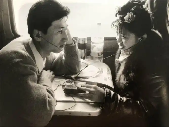 1/ 7 现在情侣谈恋爱都比较开放,但是在上世纪80年代可不这样.