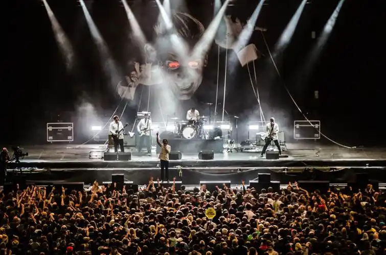 事件,人物,人群,团体,歌手,灯光,聚光灯,舞台,表演,表演者,观众,音乐