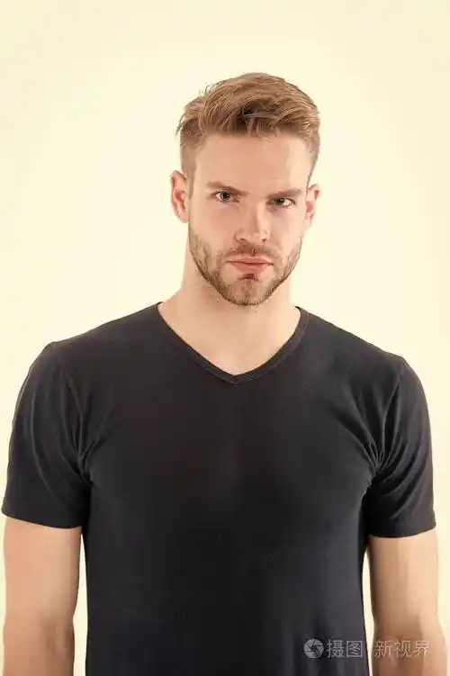 金发的大胡子男人.理发沙龙或理发店的美发服务.