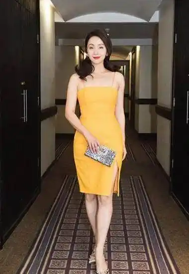 陶虹出席国际电影节,遭非洲小伙跪地求婚,网友:徐峥这下尴尬了_月光