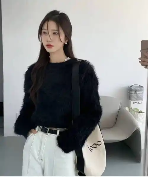 黑色对于皮肤白的宝宝来说,真的好显白,宽松版型的懒惰毛衣搭配黑灰色