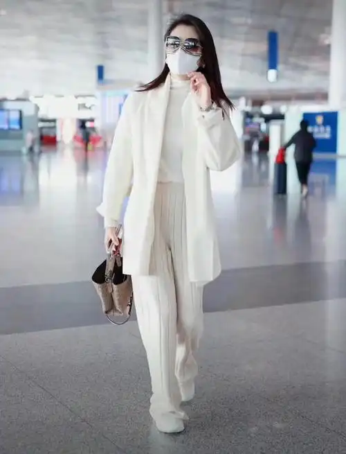 明星们的机场穿搭是比较有看点的,可以很直观地看出他们的衣品好坏