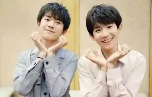 易烊千玺和王源当王俊凯的面多次穿情侣装90后大哥也很无奈