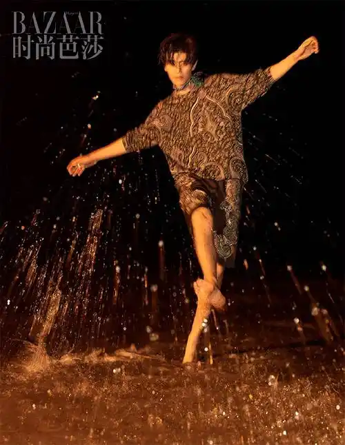 身着花纹套装,赤脚在雨水中嬉戏,任嘉伦工作室发文:迎着海风,踏着海浪