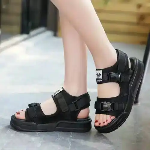 男生学妹子脚踩凉鞋会有怎样的look