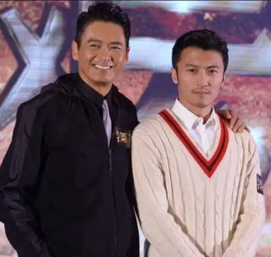 刘德华邀请做舞伴,8岁成龙邀请走红毯,如今19岁她却变成这样_谢霆锋