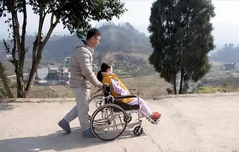 刘海涛在听了黄方琼的讲述后,并没有像一些势利的男人一样,嫌弃黄方琼