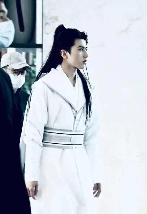 蔡徐坤跑男的古装造型曝光,有天官赐福花城的神韵,你觉得适合吗_网友