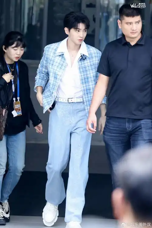 王俊凯蓝白格外套##王俊凯hi6路透图